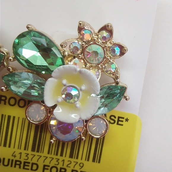 Betsey Johnson New White Flower Earrings - Picture 2 of 3
